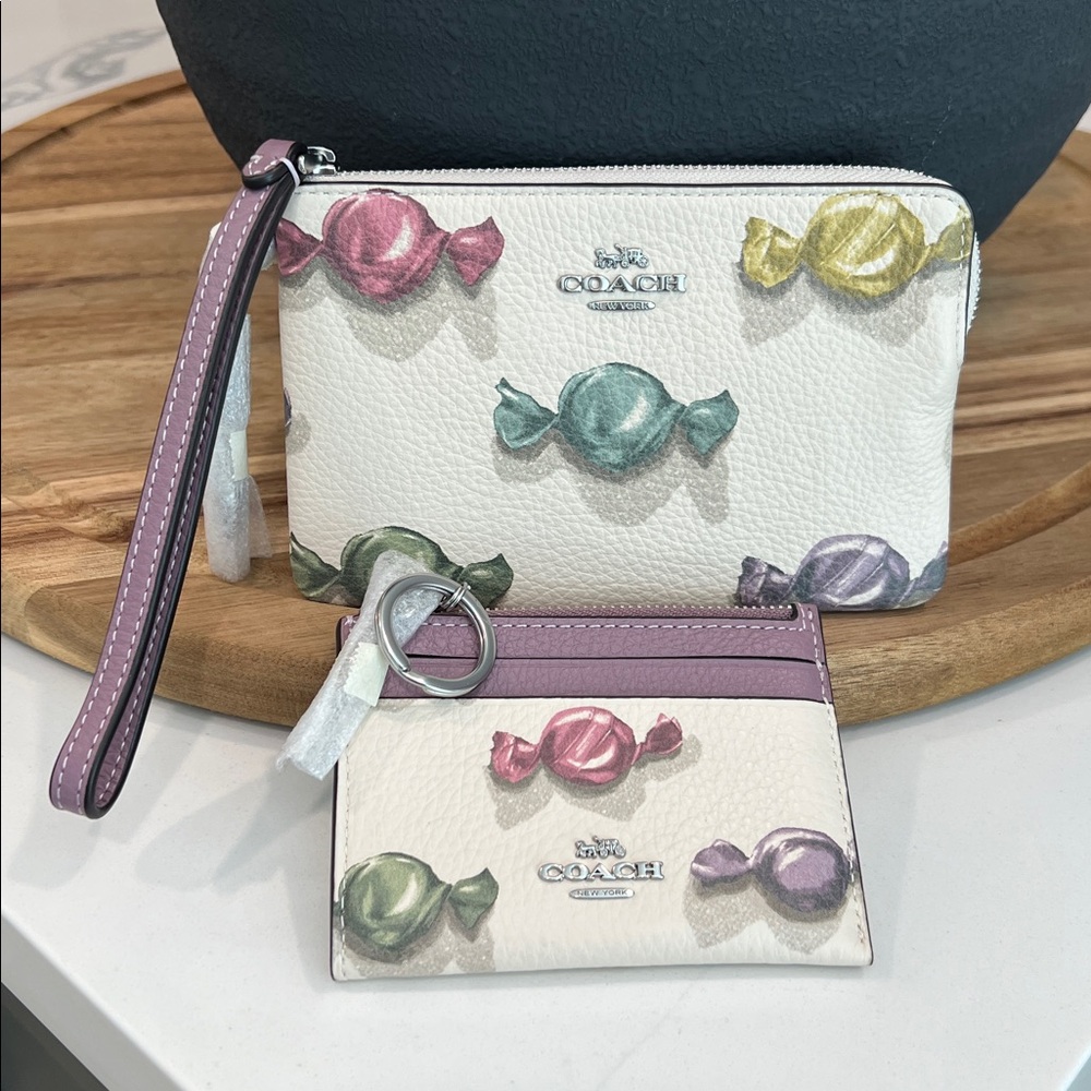 Cute.COACH Wristler & ID Case.